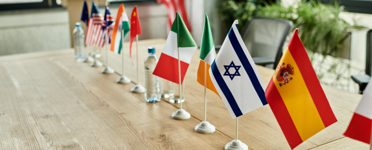 Eine Tabelle mit mehreren Flaggen von Ländern, die deren Zusammenhang mit Rohstoffpreisen und dem globalen Handel verdeutlicht.