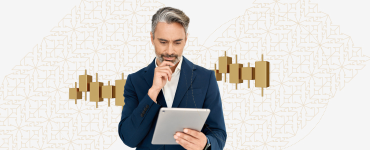 Un homme d'affaires en costume tient une tablette, avec des lingots d'or derrière lui, symbolisant la réussite financière et les opportunités d'investissement.