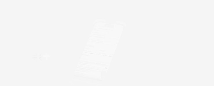 Un smartphone affichant un formulaire ou l'écran de l'application MT4, présenté sous un angle sur un fond blanc uni, par Xlence.