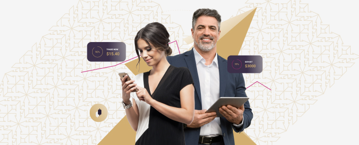 Un hombre y una mujer levantan sus teléfonos, representando a principiantes y profesionales en la comunidad del comercio de divisas.