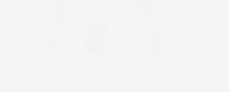 Una mujer vestida de blanco se encuentra de pie sobre una superficie blanca, concentrada en analizar gráficos técnicos de divisas y datos del mercado.